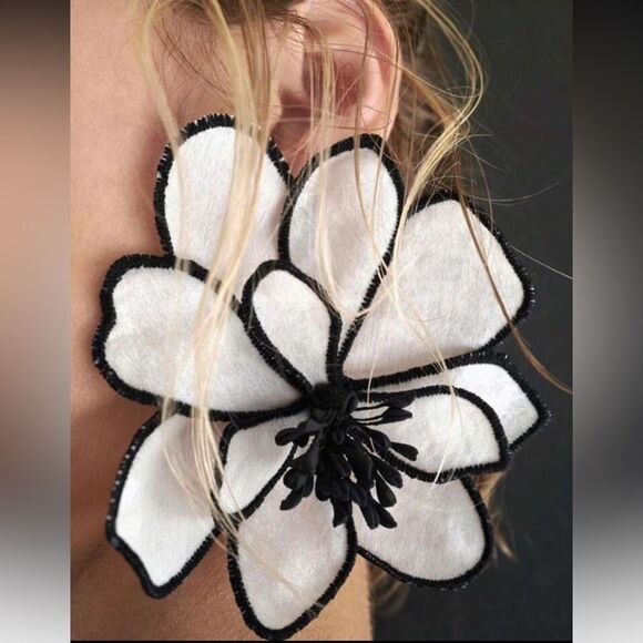 Elegant Black and White Floral Earrings A1239 - Picture 1 of 3